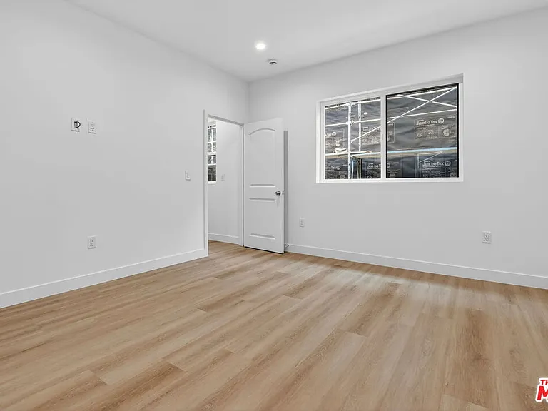 11444 Oxnard St #1/2 — Photo 34