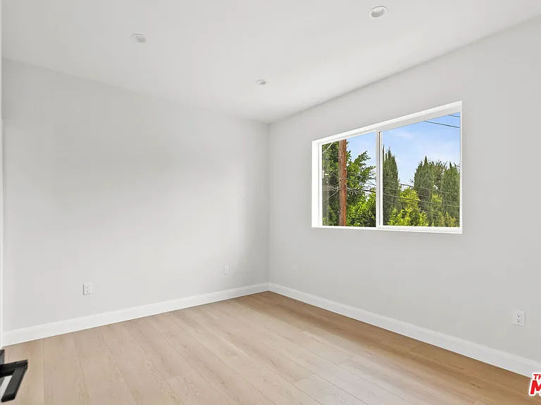 6932 Babcock Ave — Photo 17