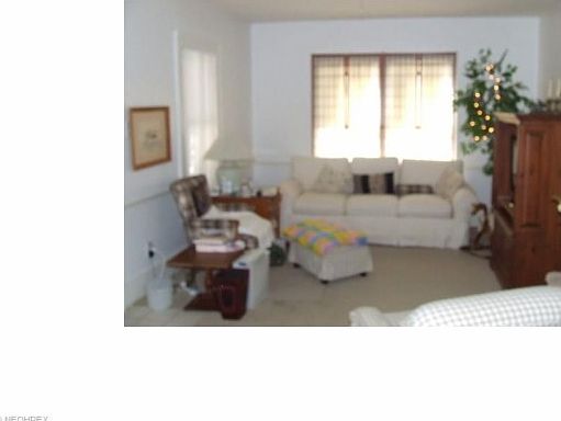 5th image of 693 Iona Ave