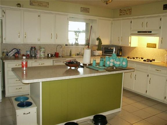 5th image of 100 Hillside Ln