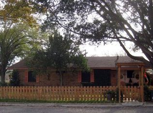 220 Parkview Dr, Luling, TX 78648