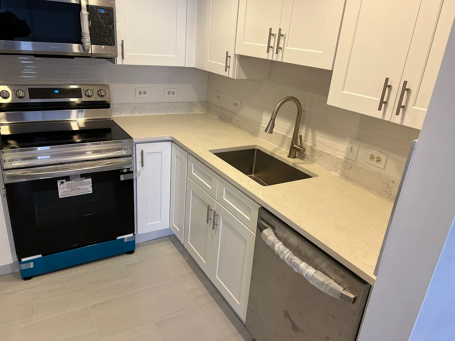 2 bed, 909 sqft, $4,050 — Photo 2