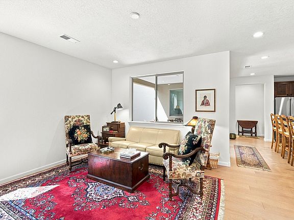 4th image of 224 Delfina St
