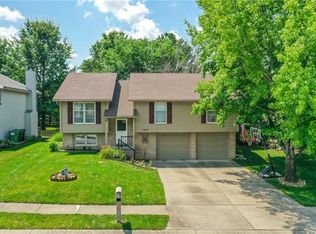 1124 SW Brook Ct, Blue Springs, MO 64015