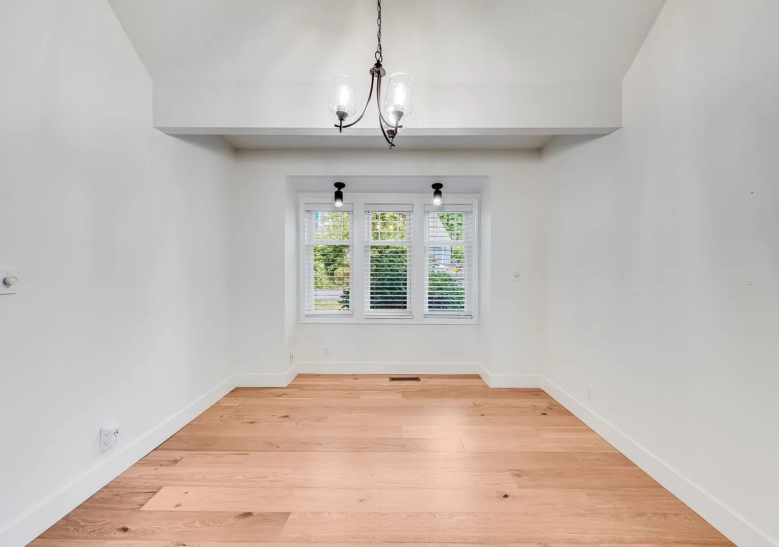 Beautiful 4 bed, 2.5 bath home with central A/C in Lake Oswego! — Photo 3