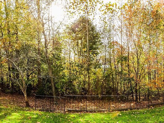 5th image of 92 Aspen Hill Dr