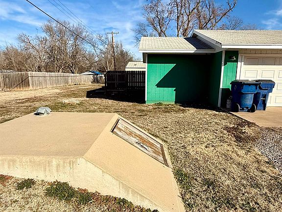 5th image of 220 Illinois Ave