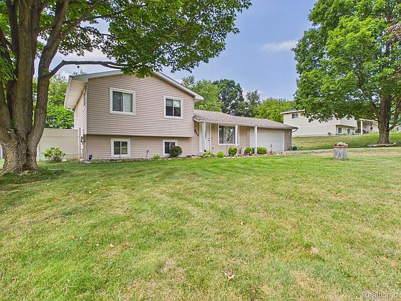 2nd image of 4411 Huckleberry Cir