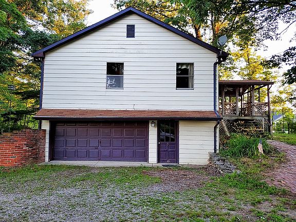 Garage. Door is Burgundy!