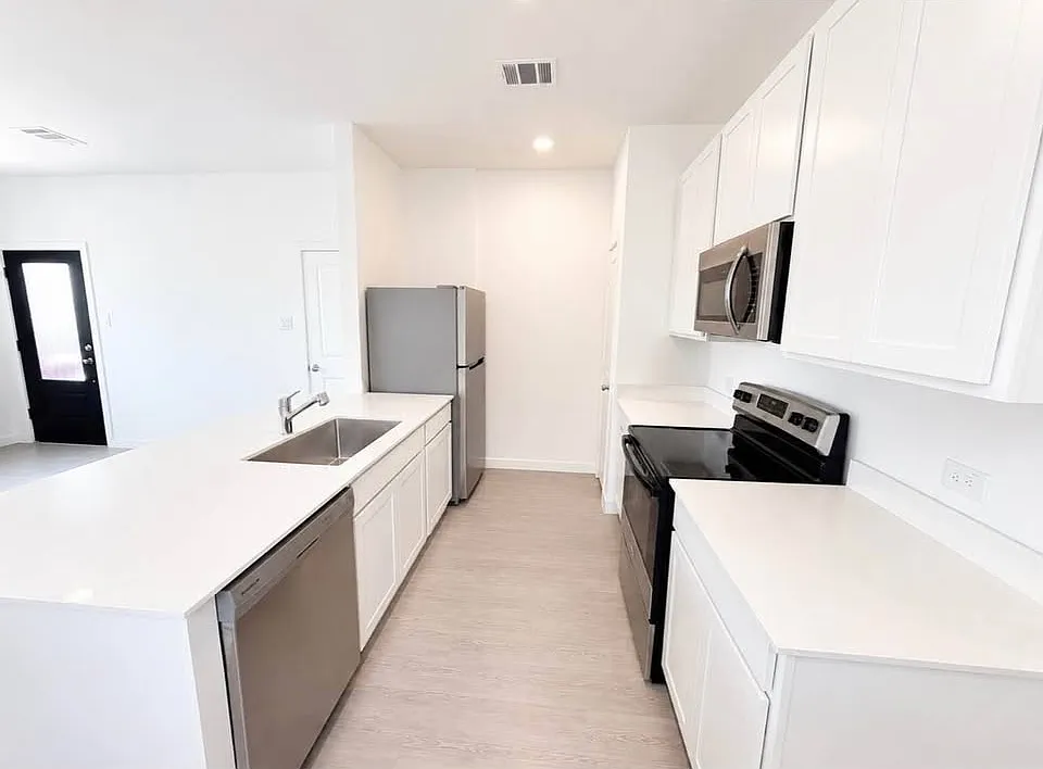 1 bed, 570 sqft, $1,500 — Photo 3