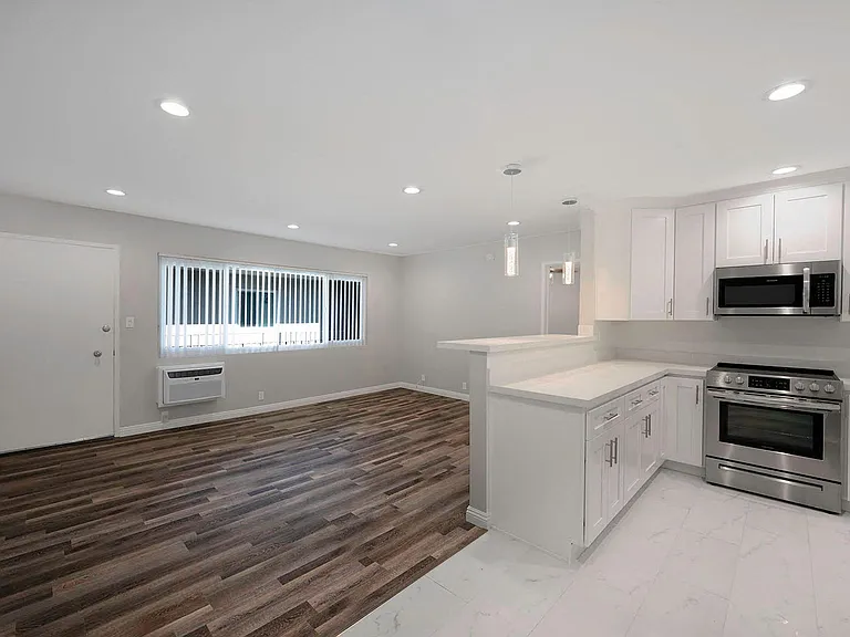 Country Club Apartments — Photo 22