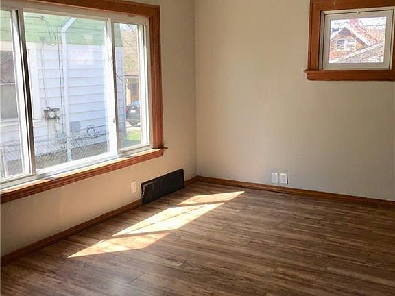 3rd image of 8305 Bancroft Ave