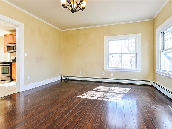 5th image of 1693 Lonsdale Ave