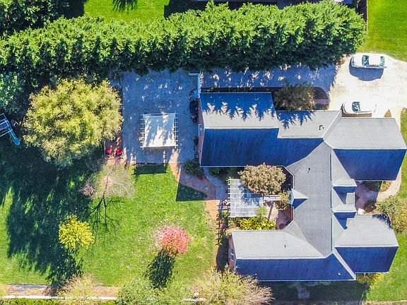 3rd image of 277 Stonegate Dr