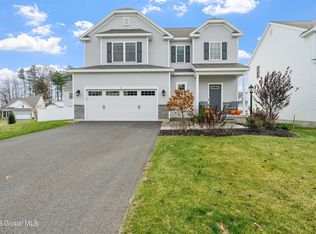 6 Bradley Cir, Halfmoon, NY 12065