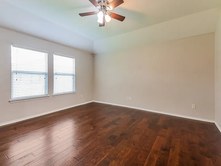 2116 Meadow View Dr — Photo 4