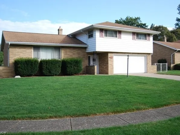 13664 Pineview Ct, Middleburg Heights, OH 44130