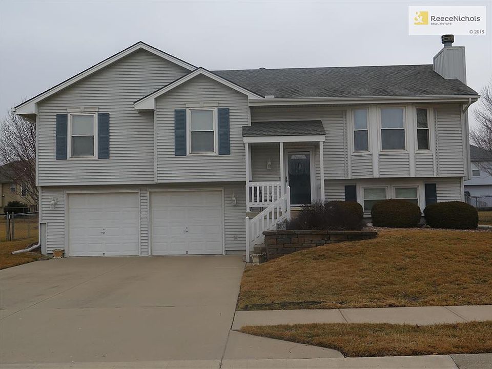 1602 Cove Drive, Raymore, MO 64083 - 3 Bdrm / 2.5 Bath. Great Price $172,000. Must see!