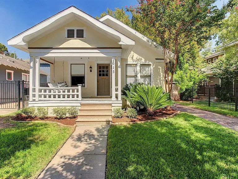 Bright and cheery bungalow in the Heights