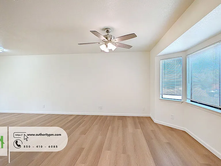 1027 Goodview Way — Photo 3