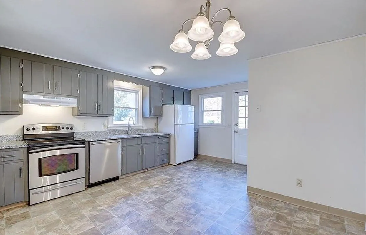3 bed, 1.5 bath, 1095 sqft, $2,400 — Photo 2