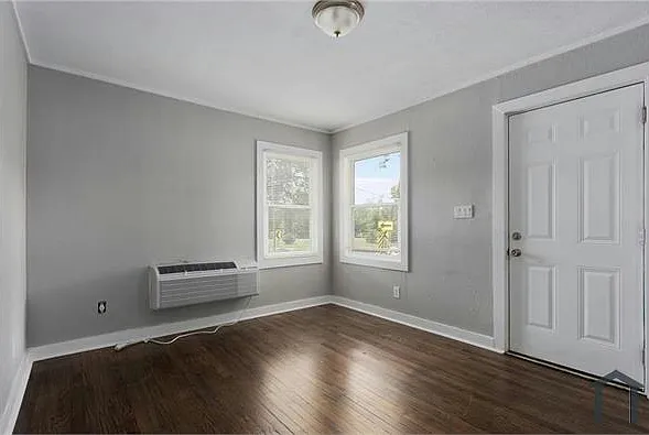 1841 S Harris Ave — Photo 10