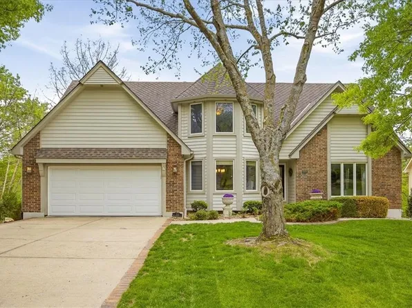 920 NW High Point Dr, Lees Summit, MO 64081