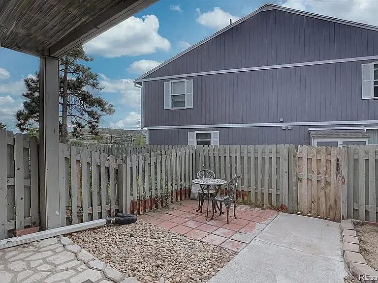 2078 Oakcrest Cir — Photo 3