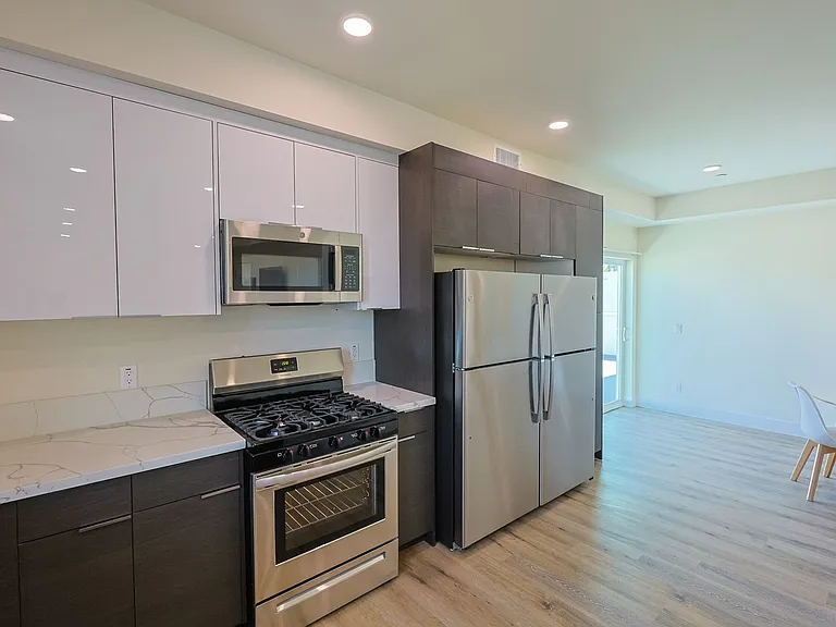 1189 W 37th Pl — Photo 7