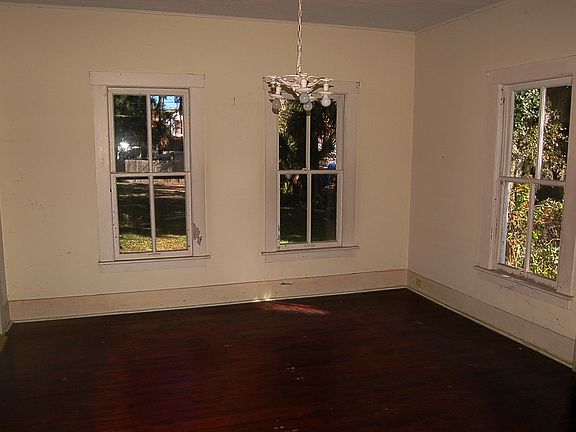 3rd image of 511 Live Oak St