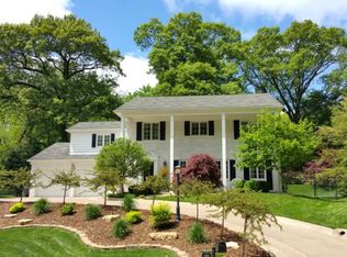 1208 Pineacre Dr, Bettendorf, IA