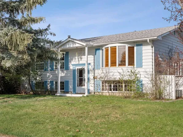 444 W Woodland Cres SE, Calgary, AB T2J 1J9