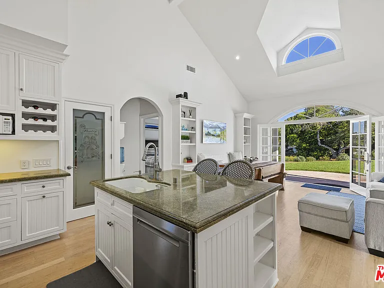 6671 Dume Dr — Photo 45
