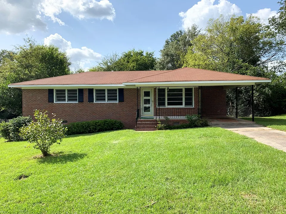 3240 Commodore Dr