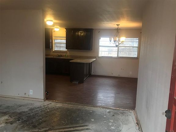 2nd image of 220 NW Summercrest Blvd