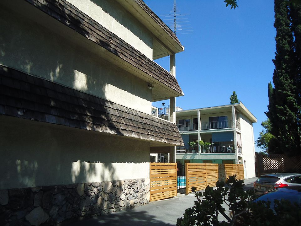 2nd image of 104 Glen Eyrie Ave APT 4