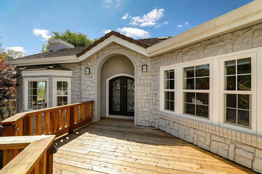 385 Photinia Ln — Photo 1