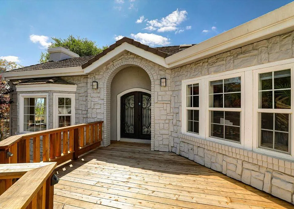 385 Photinia Ln