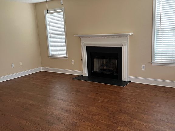 Living Room. Gas Fireplace for Winter Evenings!