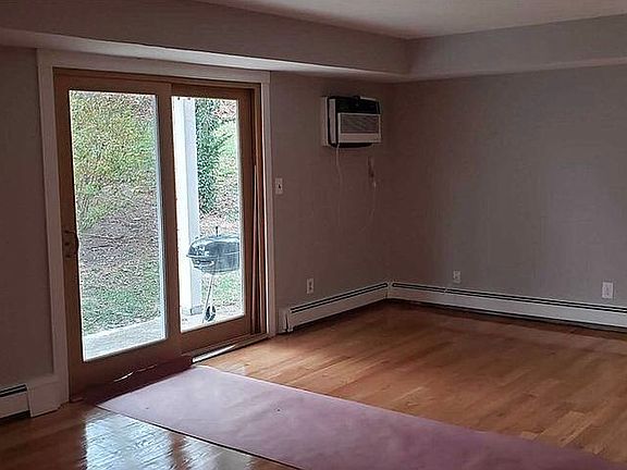 5th image of 812 Towne House Vlg