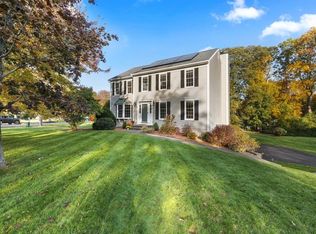 2 Noanet Brook Ln, Franklin, MA 02038
