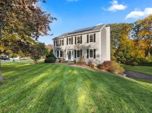 2 Noanet Brook Ln, Franklin, MA 02038