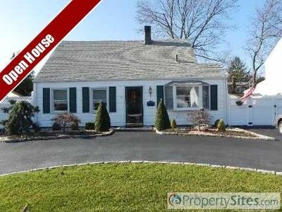 12 Saddle Ln, Levittown, NY, 11756