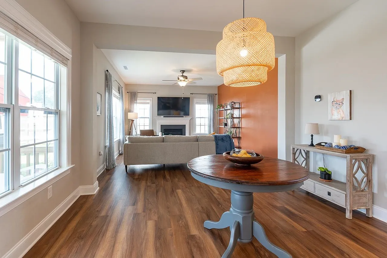 3 bed, 2.5 bath, 2237 sqft, $2,300 — Photo 2