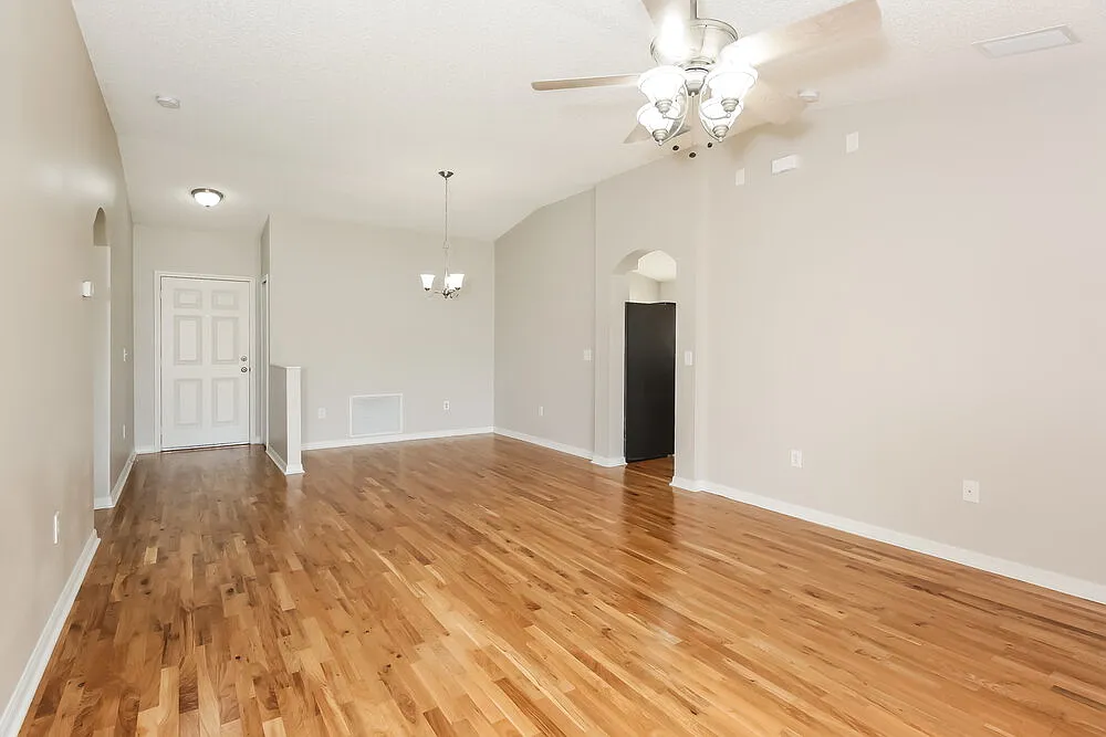 3 bed, 2.0 bath, 1290 sqft, $2,160 — Photo 2