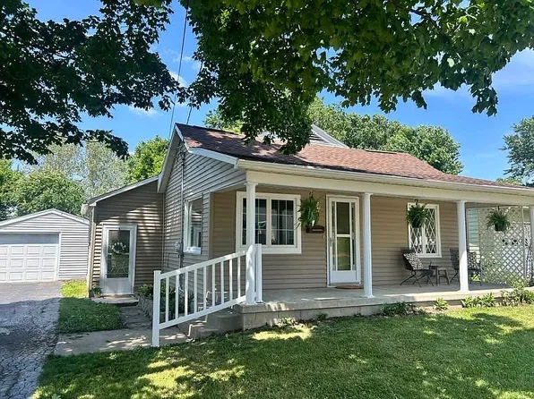 117 W Vine St, Canton, IL 61520