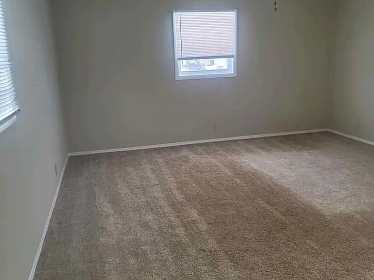 404 E Wall St — Photo 3