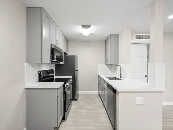 2201 Fountain View Dr, Houston, TX