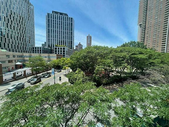 3rd image of 303 Greenwich St #4C