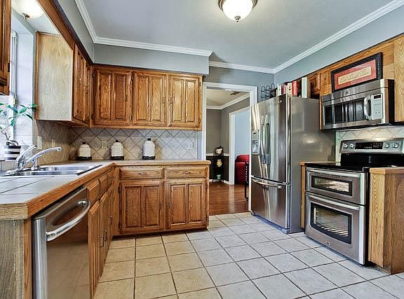 3rd image of 2025 Portsmouth Dr
